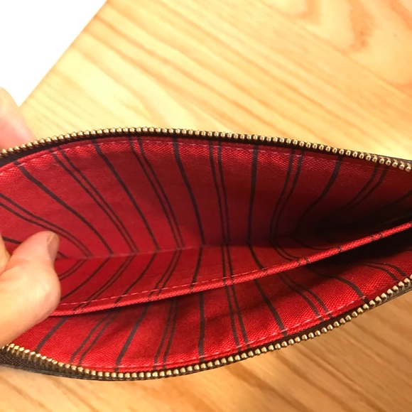 ❌SOLD❌$ 5️⃣0️⃣0️⃣ Damier Ebene pouch - Picture 7 of 9